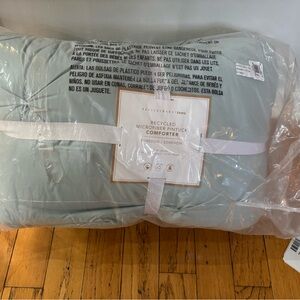 Pottery Barn Teen Pintuck Queen comforter in Porcelain Blue NWT
Retails $159